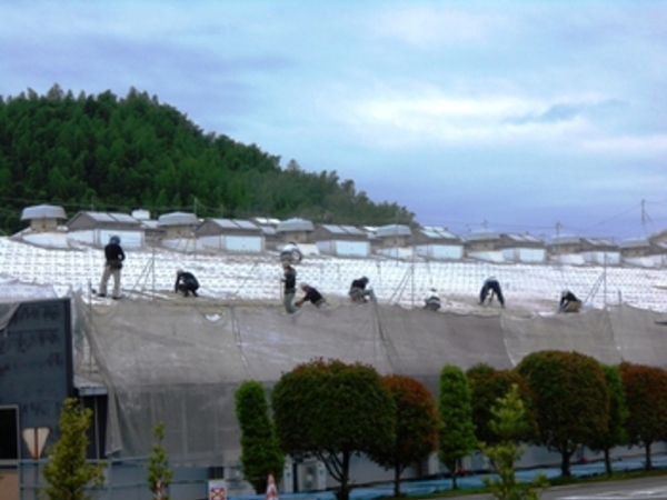 熊本工場ｽﾚｰﾄ屋根遮断熱塗装 総勢20名で頑張りました。