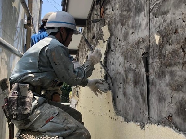熊本地震被害外壁修繕工事　下地張替え後左官工事