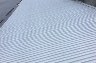 熊本県宇土市　大型スレート屋根遮熱塗装工事　吹いて吹いて吹きました（吹付塗装）の施工後画像