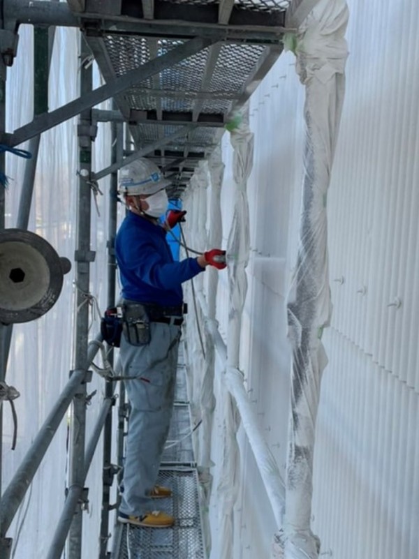 工場ｽﾚｰﾄ外壁断熱吹付塗装工事は熊本県球磨郡で行いました。宮本建装北面上塗り完了