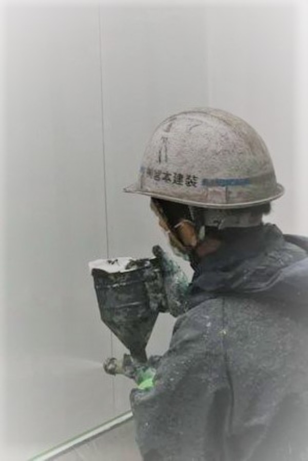 特殊柄付け吹付工事　熊本市南区城南町外壁吹付塗装　鼻の穴ホワイトｗ
