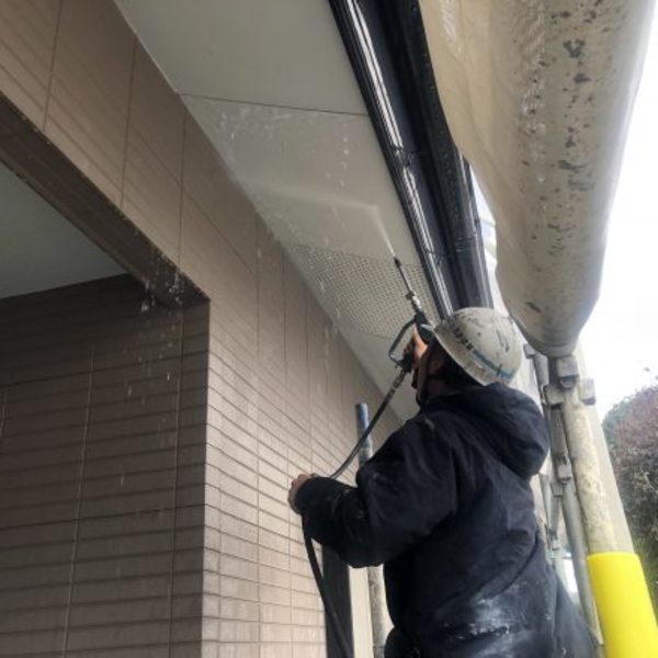 熊本市東区鹿帰瀬町 外壁、屋根等塗装工事  本日は塗装前高圧洗浄を行いました。