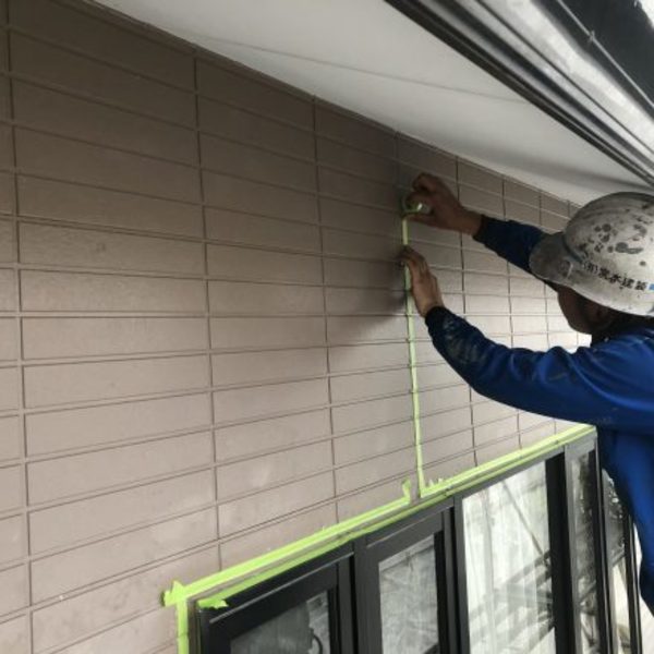 熊本市東区住宅塗装   外壁シーリング養生作業