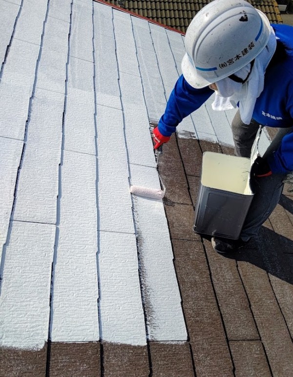 屋根塗装　熊本市西区花園　遮熱塗装下塗り作業