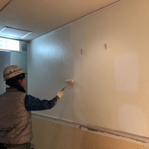 店舗内部壁塗装　熊本市中央区　シリコン２回塗り