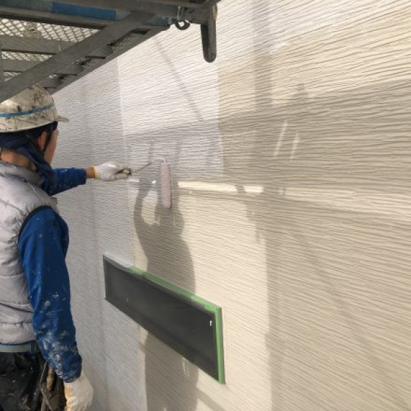 外壁塗装　熊本県合志市　外壁下塗り（水性微弾性サーフェーサー）