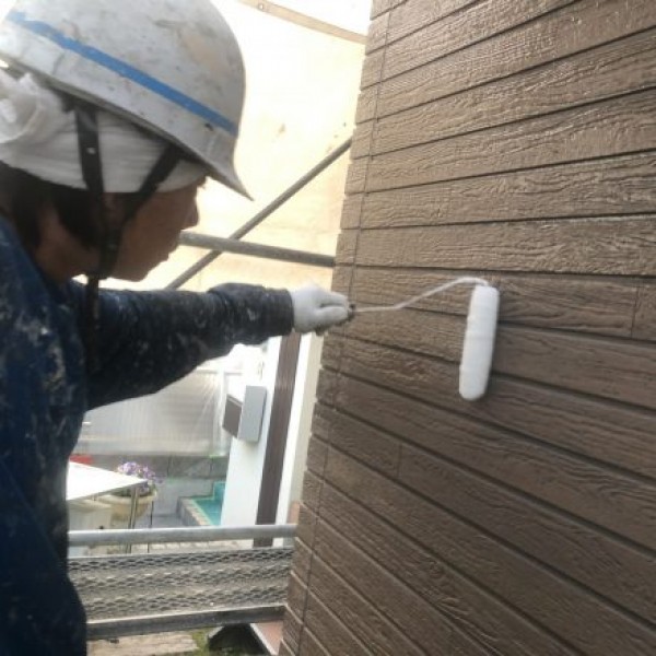 外壁フッ素クリヤー塗装　熊本県合志市　クリヤー塗り２回目
