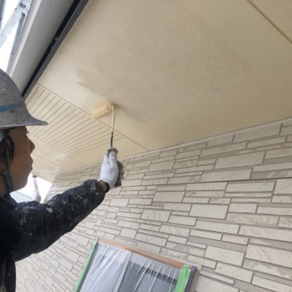 軒天井塗装　熊本市中央区　軒天井上塗り１回目