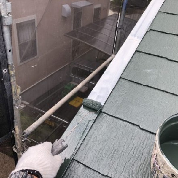 ベランダ土間塗装　熊本市北区　上塗り１回目完了　/　屋根塗装　熊本県菊陽町　下屋根板金中塗り