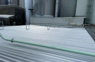 折半屋根塗装　熊本県八代市　弱溶剤２液型シリコンシルバー仕上げの施工後画像