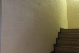 店舗階段室壁　熊本市中央区　ジョリパッド塗り替えの施工前画像
