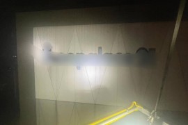 チャンネル文字看板撤去工事　熊本市中央区　夜間作業にて撤去作業の施工前画像