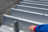 折板屋根塗装　熊本県菊池市　弱溶剤２液シリコン仕上げ　ボルトキャップ取付込