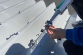 折板屋根塗装　熊本県菊池市　弱溶剤２液シリコン仕上げ　ボルトキャップ取付込