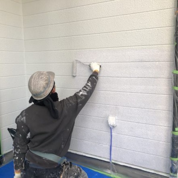 外壁塗装　熊本市東区月出　中塗り作業