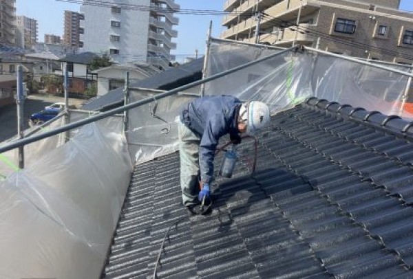 屋根塗装　熊本市東区月出　屋根中塗り、上塗り